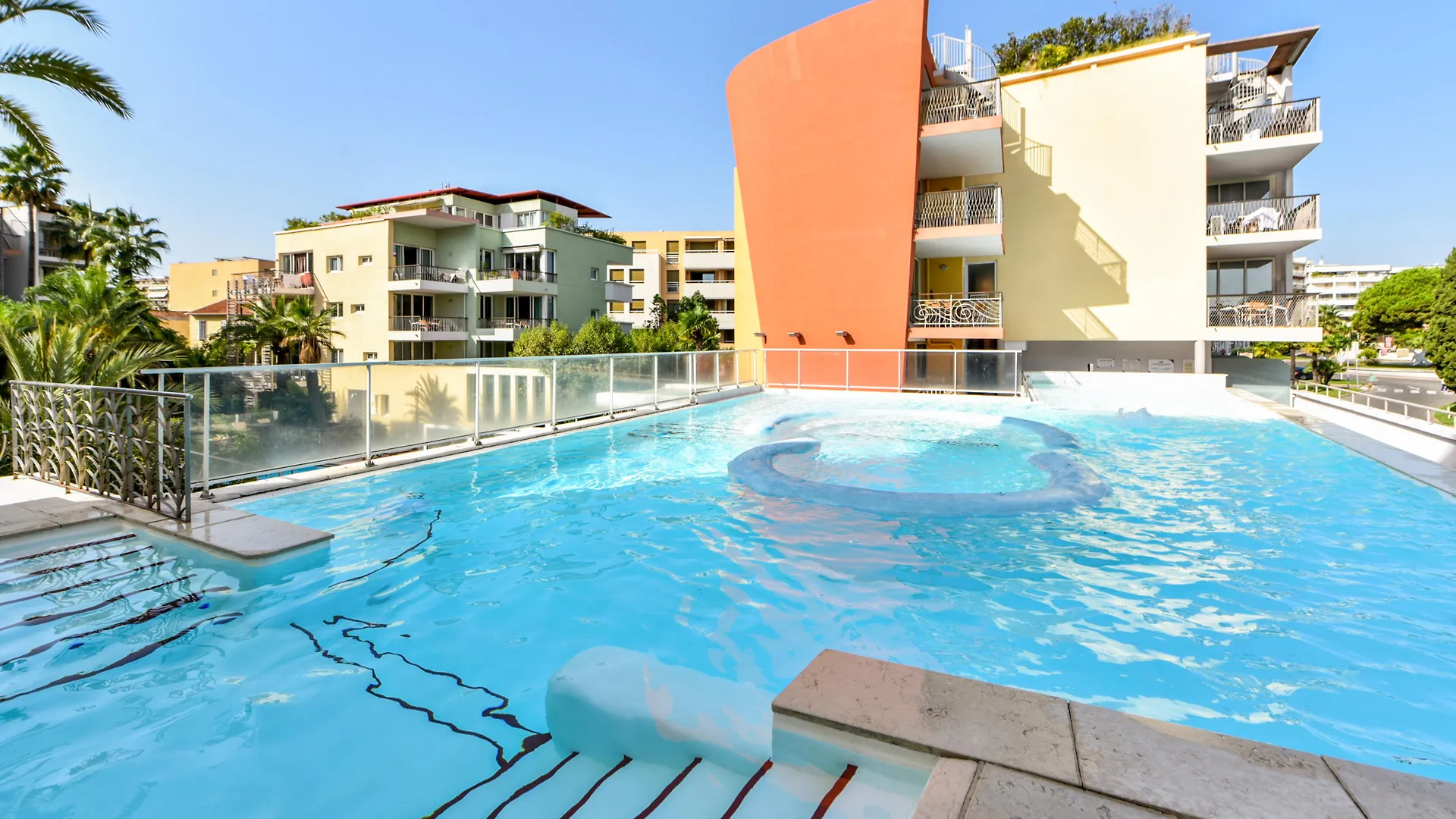 Residence Pierre & Vacances Premium Port Prestige Antibes 4*,  France